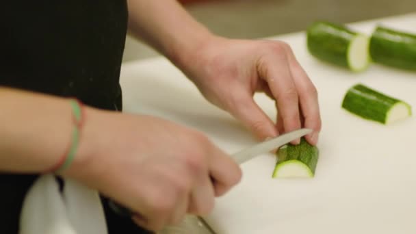 Chef Snijdt Groenten Professioneel Professioneel Koken Hoge Kwaliteit Fullhd Beeldmateriaal — Stockvideo