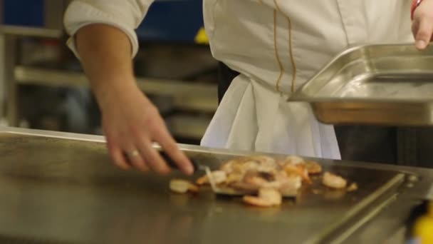 Professional Chef Prepares Shrimp Restaurant Kitchen Professional Preparation Shrimps High — Video Stock
