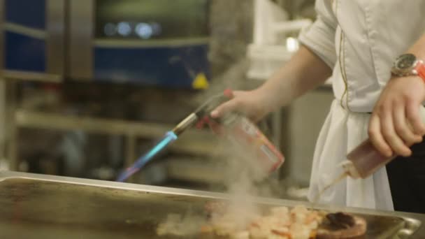 Professional Chef Prepares Shrimp Restaurant Kitchen Professional Preparation Shrimps High — Stockvideo