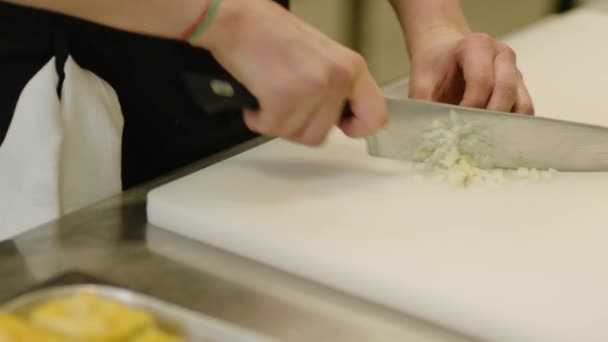 Chef Snijdt Groenten Professioneel Professioneel Koken Hoge Kwaliteit Fullhd Beeldmateriaal — Stockvideo
