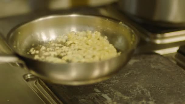 Profesjonalny Kucharz Umiejętnie Przygotowuje Jedzenie Patelni Patelnia Ręce Bliska Wysokiej — Wideo stockowe
