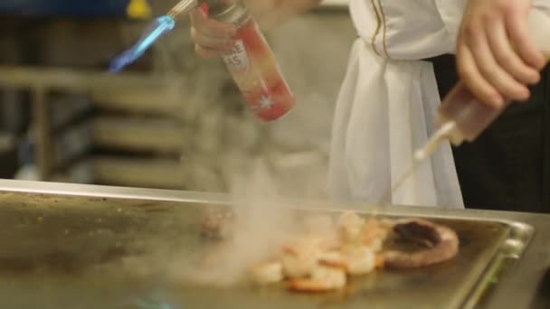Professional Chef Prepares Shrimp Restaurant Kitchen Professional Preparation Shrimps High — Video Stock