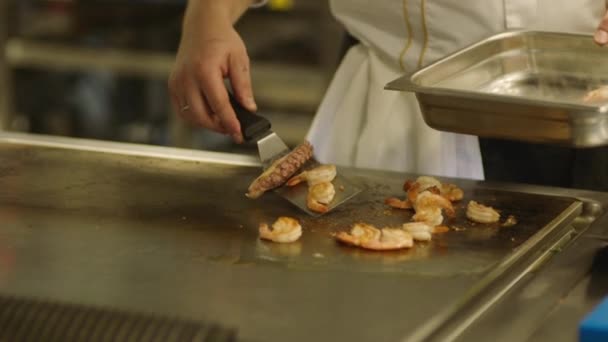 Profesjonalny Kucharz Przygotowuje Krewetki Kuchni Restauracji Profesjonalne Przygotowanie Krewetek Wysokiej — Wideo stockowe