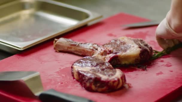 Profesjonalne Marynowanie Mięsa Kuchni Restauracji Wysokiej Jakości Materiał Filmowy Fullhd — Wideo stockowe
