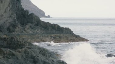 Okyanusta kayalık sahil.