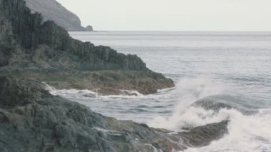 Okyanusta kayalık sahil.