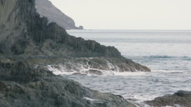 Okyanusta kayalık sahil.