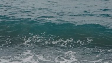 Okyanusta kayalık sahil.