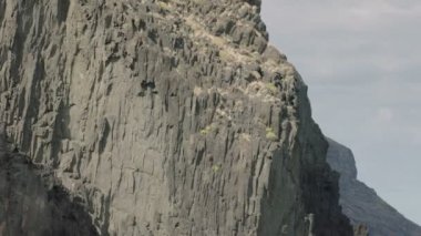 Okyanusta kayalık sahil.