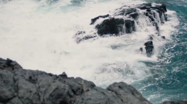 Fırtına dalgalar okyanusta.