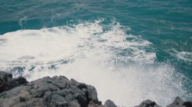 Fırtına dalgalar okyanusta.