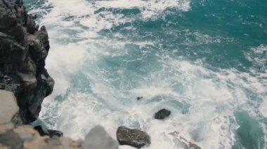 Fırtına dalgalar okyanusta.