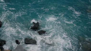 Fırtına dalgalar okyanusta.