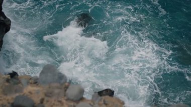 Fırtına dalgalar okyanusta.