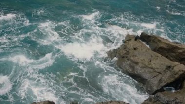 Okyanusta kayalık sahil.