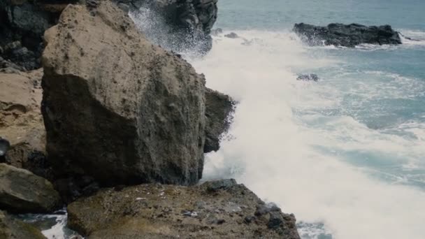 Costa Rochosa Oceano — Vídeo de Stock