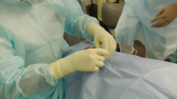 Pendekatan Seorang Dokter Bedah Gigi Melakukan Operasi Implan Gigi Klinik — Stok Foto