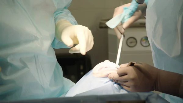 Két Hivatásos Orvos Végez Fogászati Műtétet Fogászati Implantátumokat Ültetve Beteg — Stock Fotó