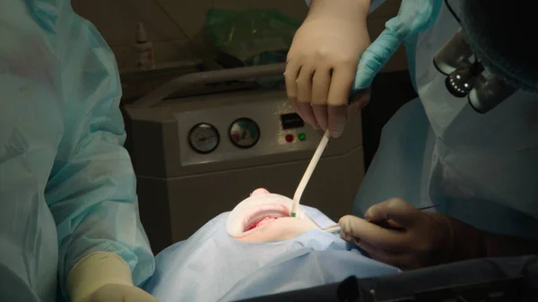 Dos Médicos Profesionales Realizan Una Cirugía Dental Colocando Implantes Dentales —  Fotos de Stock