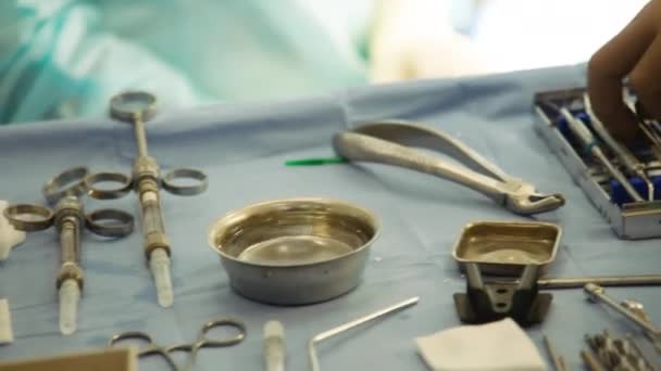 Instrumentos Cirúrgicos Antes Cirurgia Avaliação Operação Instrumentos Cirúrgicos Mãos Médicos — Vídeo de Stock