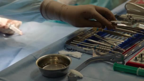 Chirurgische Instrumenten Voor Operatie Beoordeling Van Operatie Chirurgische Instrumenten Handen — Stockvideo