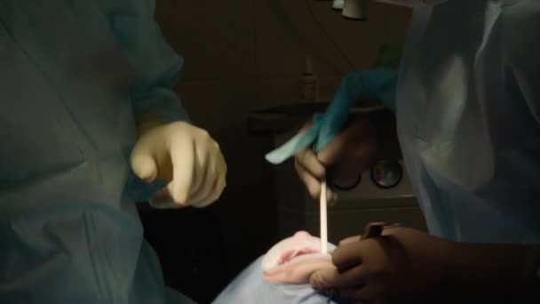Tandheelkundige Chirurgie Tandheelkundige Kliniek Tandarts Assistent Blauwe Pakken Tijdens Implantatie — Stockvideo
