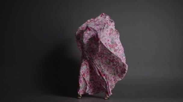 Üzerinde Güçlü Bir Rüzgârın Estiği Çiçekli Uzun Renkli Elbiseli Bir — Stok video