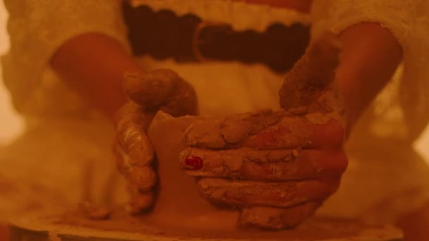 Çömlekçinin Tekerinde Kilden Bir Parça Şekillendiren Kadın Çömlekçinin Elleri Yakın — Stok video