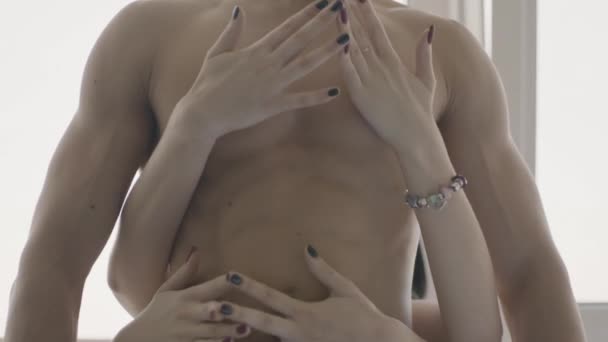 Dört Kadın Eli Tarafından Okşanan Güçlü Bir Erkek Vücudu Erotik — Stok video