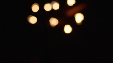 Ateş gösterisi! Ateş kıvılcımları. Odaklı ve odak dışı kıvılcımlar ve ışıklar. İnanılmaz güzel bir performans. Yavaş çekim