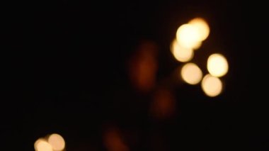 Ateş gösterisi! Ateş kıvılcımları. Odaklı ve odak dışı kıvılcımlar ve ışıklar. İnanılmaz güzel bir performans. Yavaş çekim