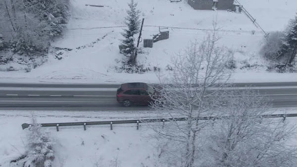 Widok Góry Drona Samochodu Jadącego Śnieżnej Lodowatej Drodze Śnieżnym Widoku — Zdjęcie stockowe