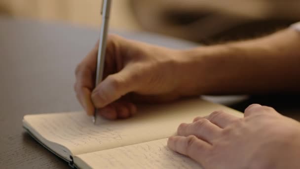 男作家的近照和身份不明的年轻作家的笔记本 作者在笔记本上记笔记 — 图库视频影像