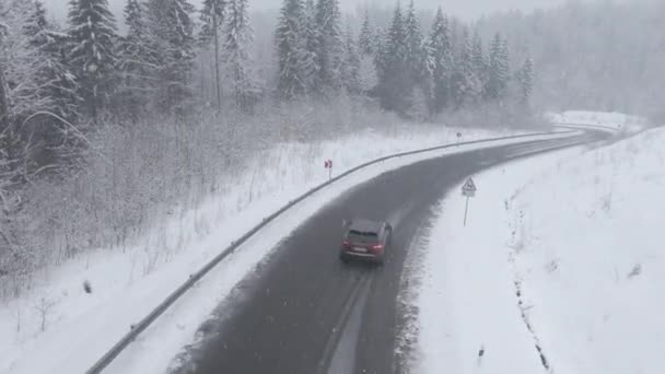 Widok Góry Drona Samochodu Jadącego Śnieżnej Lodowatej Drodze Śnieżnym Widoku — Wideo stockowe