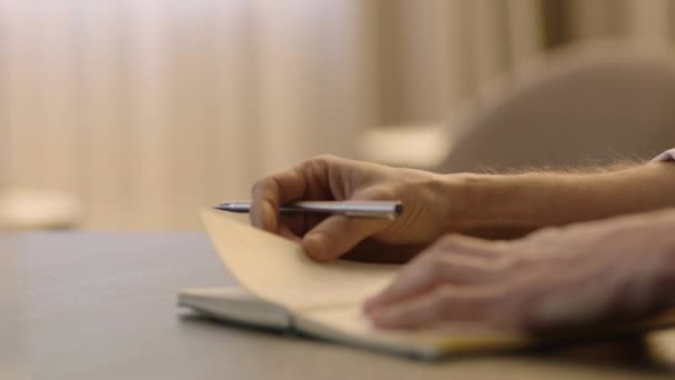 Zbliżenie Męskich Dłoni Notatnik Niezidentyfikowanego Młodego Pisarza Pisarz Notuje Notatniku — Wideo stockowe