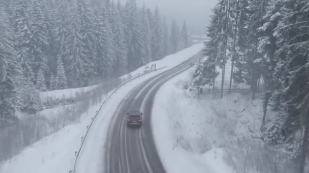 Pohled Shora Dronu Auta Jedoucího Zasněžené Ledové Cestě Sněhové Bouři — Stock video