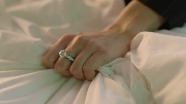 Tiro Perto Mão Uma Mulher Acariciando Lençóis Com Anel Dedo — Vídeo de Stock