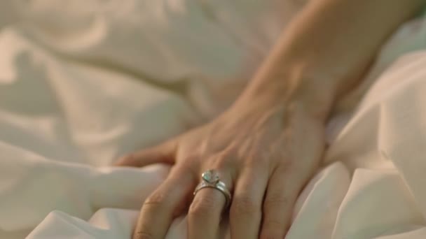 Крупный План Женской Руки Ласкающей Простыни Кольцом Пальце Сексуальные Движения — стоковое видео