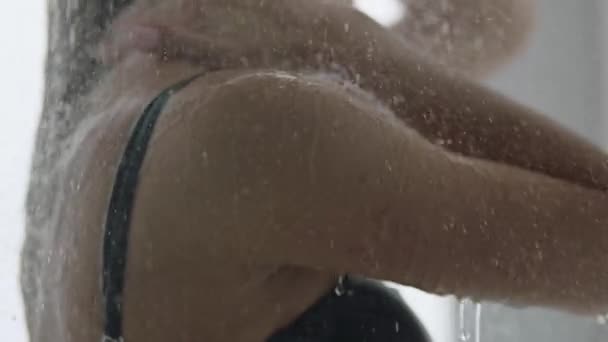 若い女の子 女性はシャワーを浴びます 顔認識のない少女の水着でシャワー — ストック動画