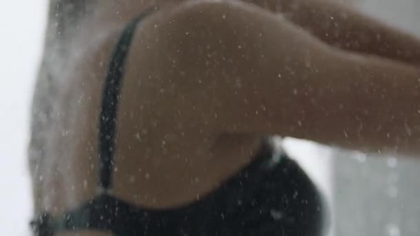 Gadis Muda Wanita Mandi Shower Dalam Pakaian Renang Seorang Gadis — Stok Video