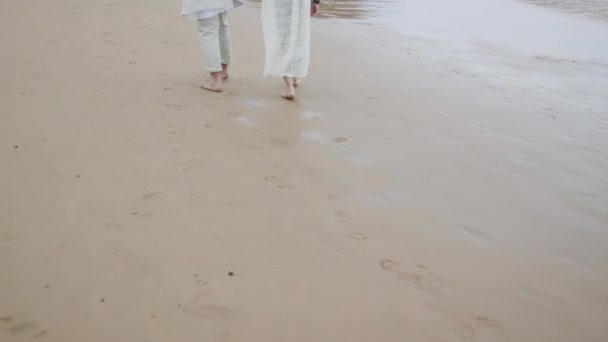 Счастливая Пара Влюблена Играющая Пляже Бегущая Брызгающаяся Волнах Отдыхающая Жизнь — стоковое видео