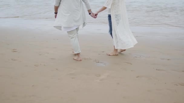 Šťastný Pár Lásce Hrát Pláži Běh Cákání Vlnách Dovolená Životní — Stock video
