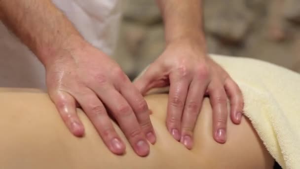 Die Hände Eines Masseurs Bei Einer Massage Nahaufnahme Der Hände — Stockvideo