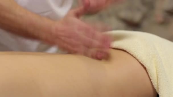 Les Mains Masseur Qui Fait Massage Gros Plan Des Mains — Video