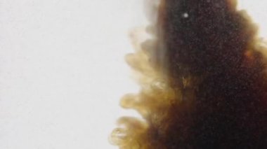 Beyaz arka planda suda kahverengi sıvı. Müthiş soyut bir arka plan. Suyun içindeki renkli sıvının yavaş hareketi. Ekran koruyucu, rahatlatıcı meditasyon arkaplanı.