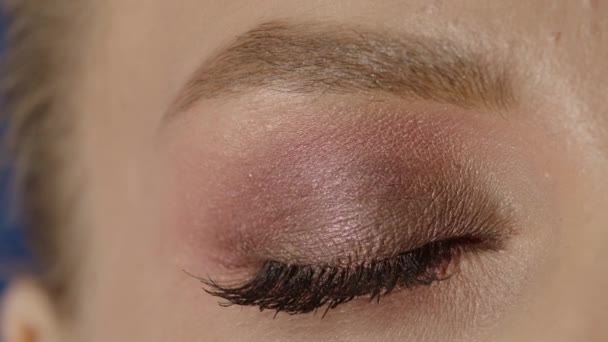 Close Tiro Abrir Olho Feminino Com Maquiagem Reação Olho Luz — Vídeo de Stock