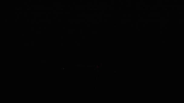 タングステン電球ライトは オンとオフ黒の背景に居心地の良い 光を強化古いレトロなヴィンテージ電球のショットを閉じます 居心地の良さの概念 — ストック動画
