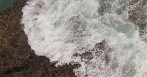 大きな島の海岸にある岩や嵐の波の絵のような景色 エアショット — ストック写真