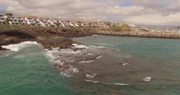 大きな島の海岸にある岩や嵐の波の絵のような景色 エアショット — ストック動画