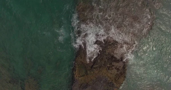 Мальовничий Вид Скелі Штормові Хвилі Березі Великого Острова Повітряний Постріл — стокове фото